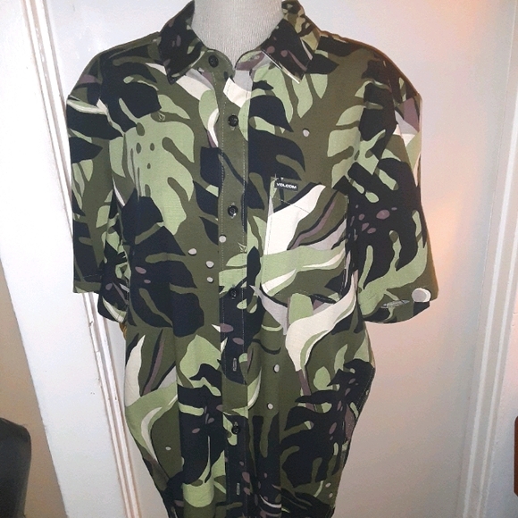 Volcom Other - NWOT Volcolm Camo button down shirt